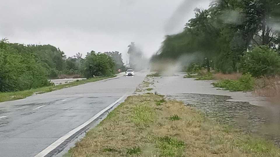 El agua avanzó sobre la ruta 35 en la zona de El Guanaco y Winifreda: circular con precaución