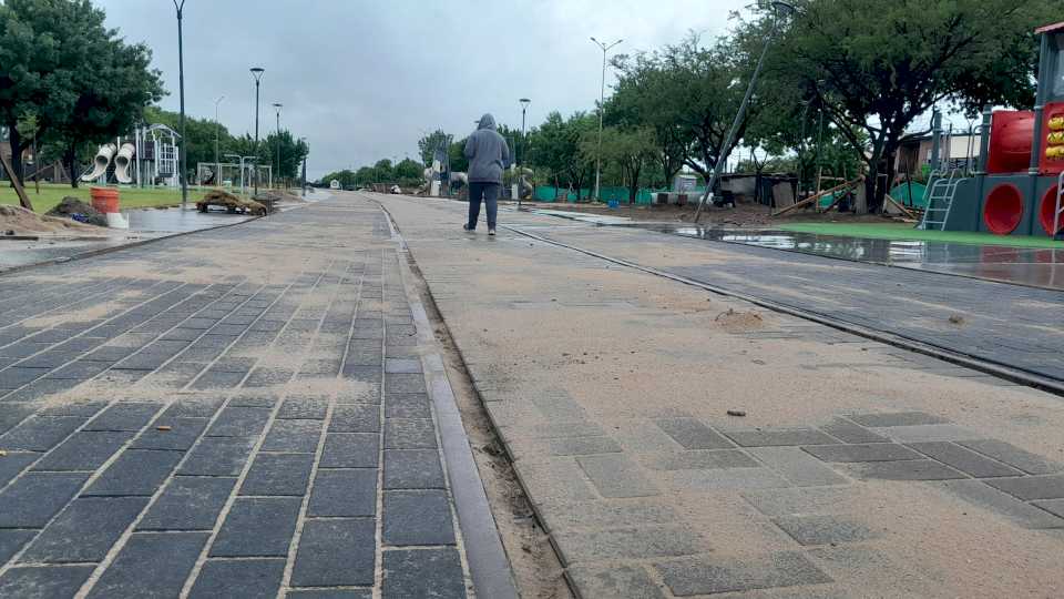 Opositores objetan adoquines sobre las vías en el Parque Lineal: “Permite el paso del tren”, responde la municipalidad