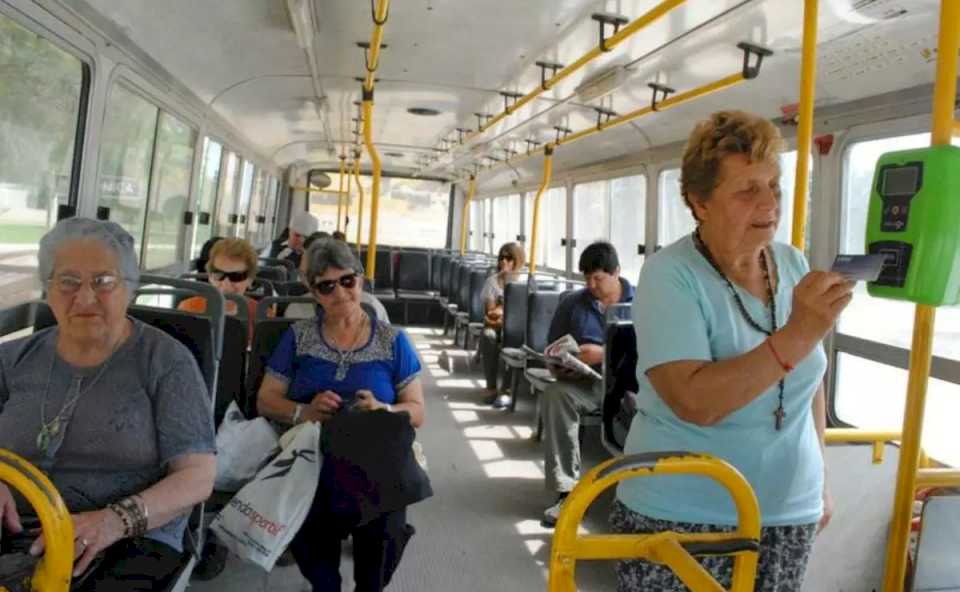 Se presentó un proyecto para promover el buen trato a adultos mayores en el transporte público