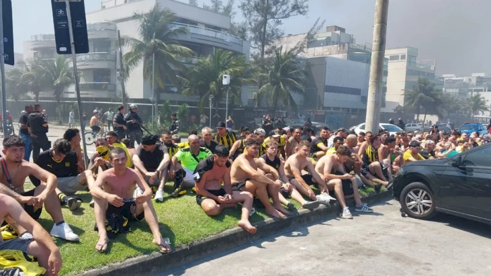 hinchas-de-penarol-detenidos-tras-enfrentamiento-contra-barras-de-botafogo-y-la-policia-de-brasil