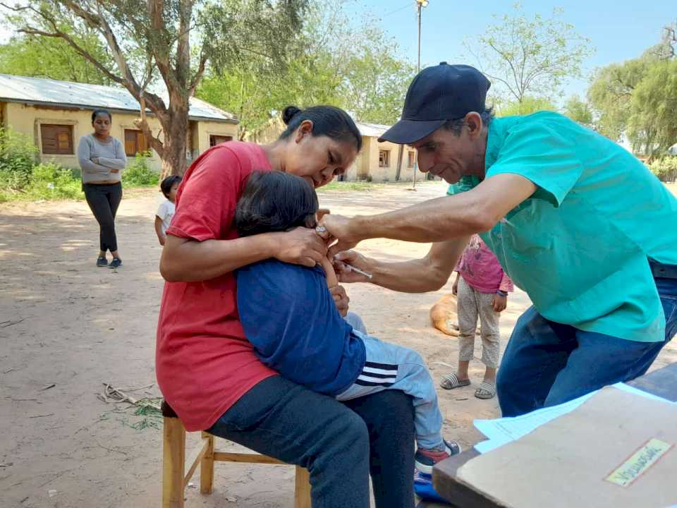 En los barrios de Ingeniero Juárez están aplicando casa por casa las vacunas de Calendario