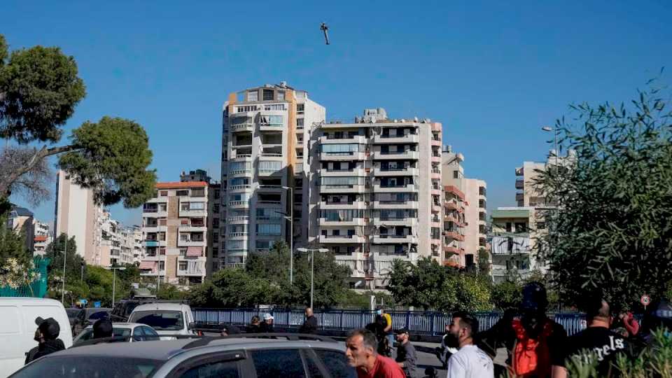 El momento justo: las fotos que muestran como un misil derriba un edificio en Beirut