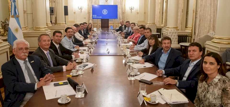 tension-en-la-ucr:-reunion-en-casa-rosada-por-el-presupuesto-2025-profundiza-las-divisiones-internas-y-pone-al-bloque-al-borde-de-la-ruptura