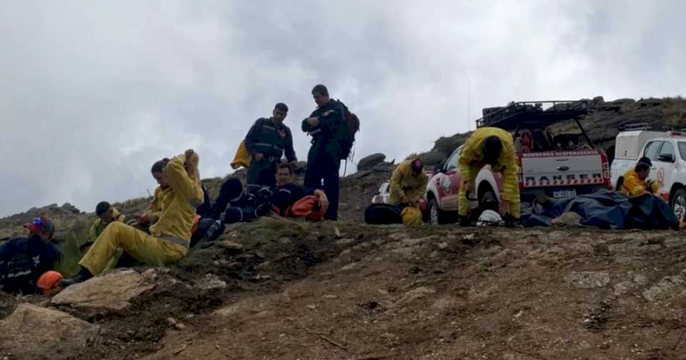 mas-de-100-bomberos-rescataron-a-un-contingente-de-chicos-que-salio-de-excursion-y-quedo-varado-en-el-cerro-mas-alto-de-cordoba