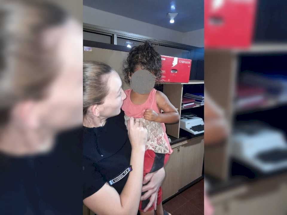 rapida-accion-policial-salva-a-un-bebe-y-resguarda-a-una-nina-perdida-en-misiones