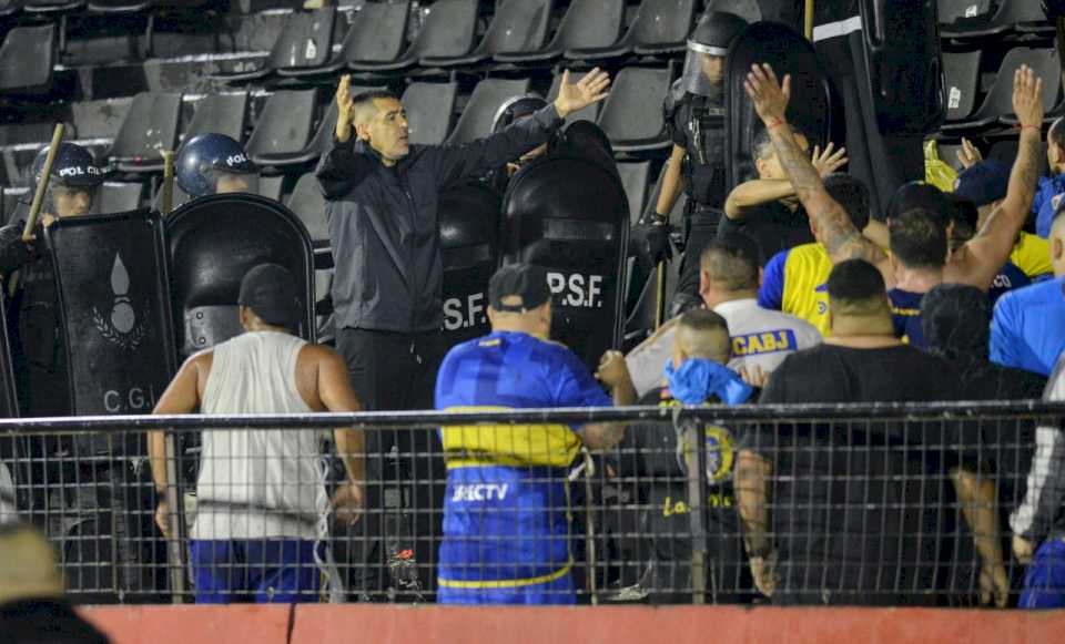 otra-vez-incidentes:-hubo-proyectiles-entre-hinchas-de-boca-y-gimnasia,-y-luego-gases-de-la-policia