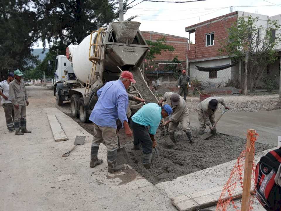 Avanzan las obras de recuperación de calles en villa María Esther