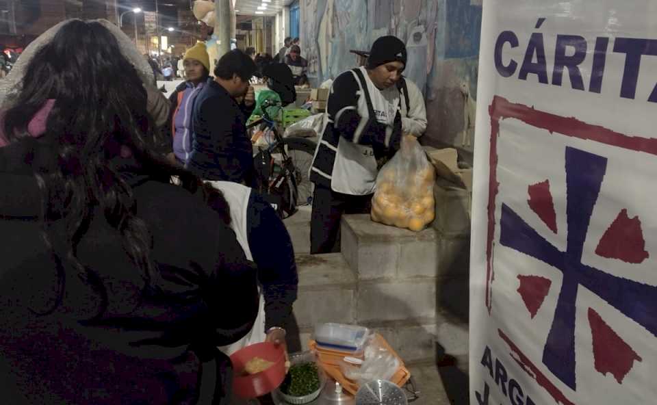 Gesto solidario: Cáritas Jujuy prepara una cena para personas en situación de calle