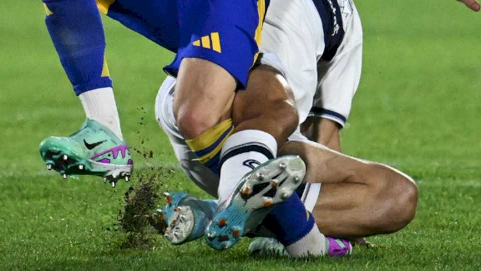 el-tobillo-izquierdo-de-kevin-zenon-preocupa-a-todo-boca:-cual-es-la-gravedad-de-la-lesion