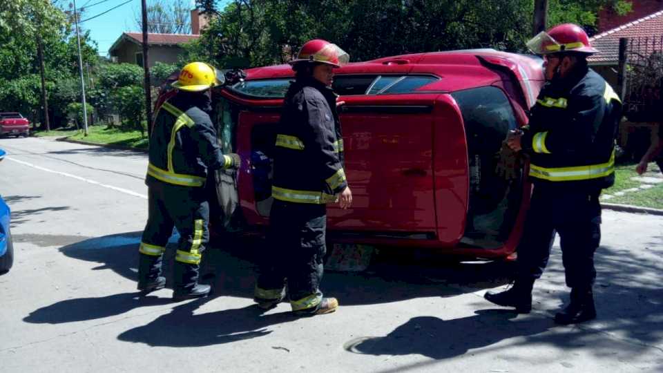 se-dio-vuelta-una-camioneta-en-costa-azul,-se-salvaron-de-milagro