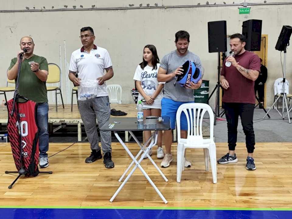 la-municipalidad-continua-la-campana-con-clubes-deportivos-para-fomentar-el-uso-del-casco