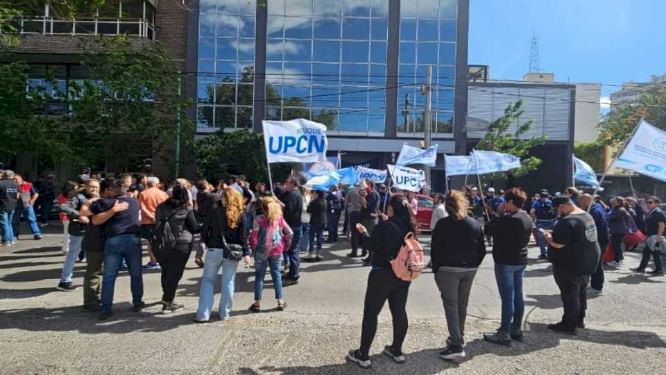 protestas-en-afip-neuquen:-trabajadores-denuncian-falta-de-personal-y-sueldos-distorsionados