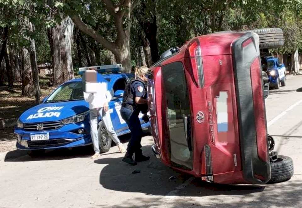 accidente-en-costa-azul:-un-auto-volco-y-una-pareja-resulto-herida