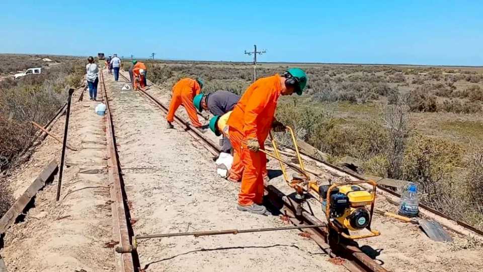 tren-patagonico:-operarios-renuevan-las-vias-para-recuperar-el-tramo-viedma-san-antonio-oeste