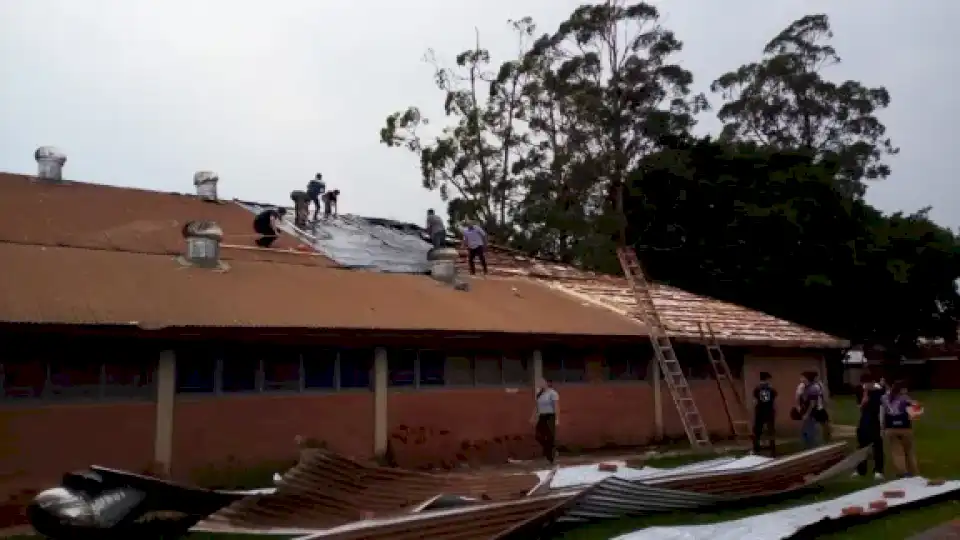 iguazu:-fuertes-vientos-provocaron-voladura-de-chapas-y-la-epet-n°4-suspendio-las-clases