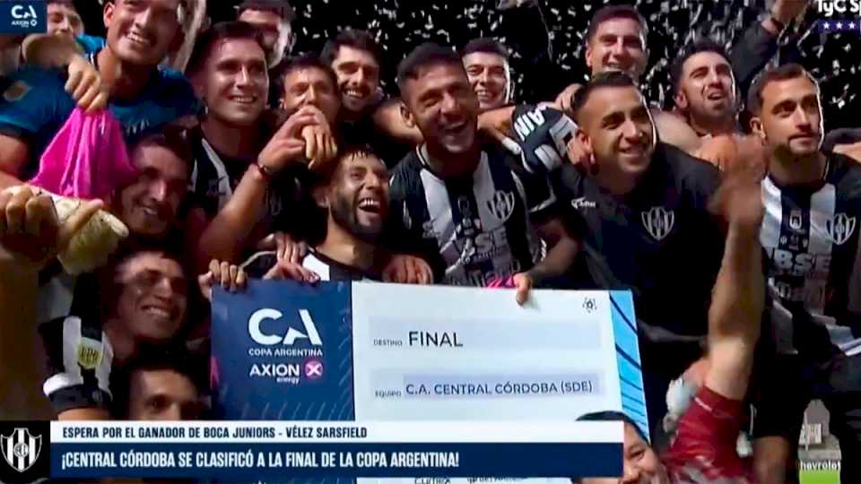 video:-asi-fue-el-festejo-de-los-jugadores-de-central-cordoba-en-el-campo-de-juego