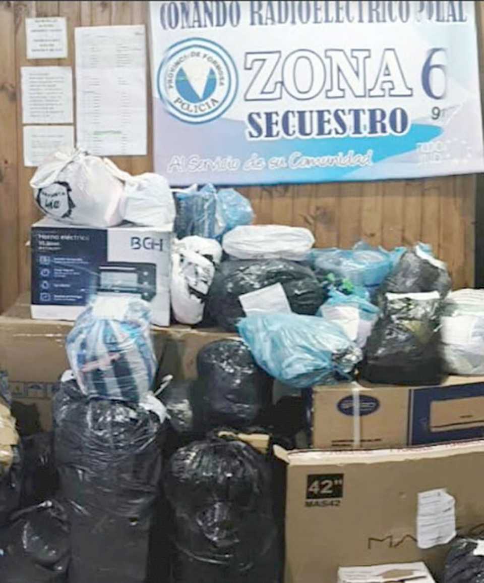 Efectivos policiales secuestraron mercaderías por más de dos millones de pesos