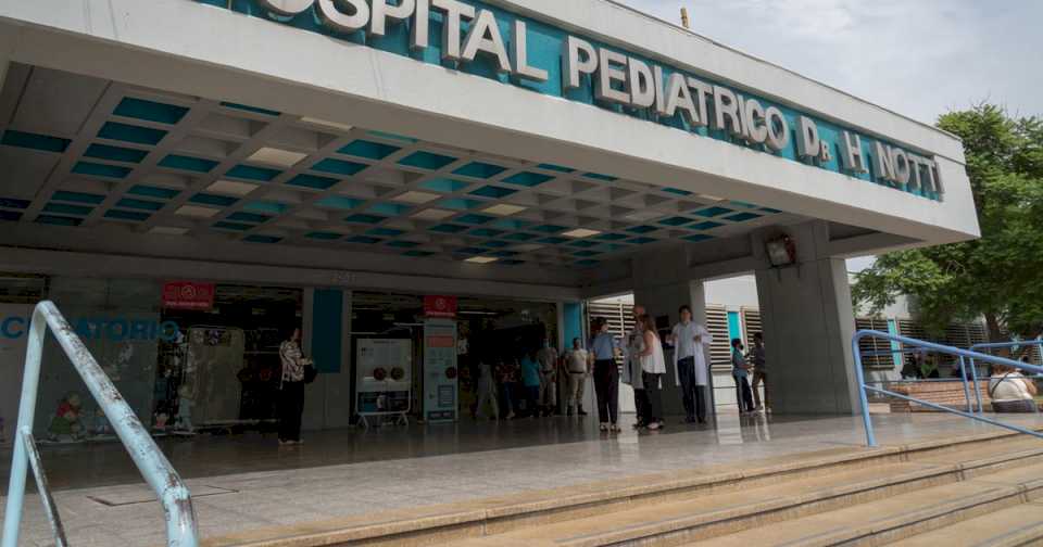 alarma-por-la-intoxicacion-de-42-medicos-en-el-hospital-notti-con-alimentos-del-comedor