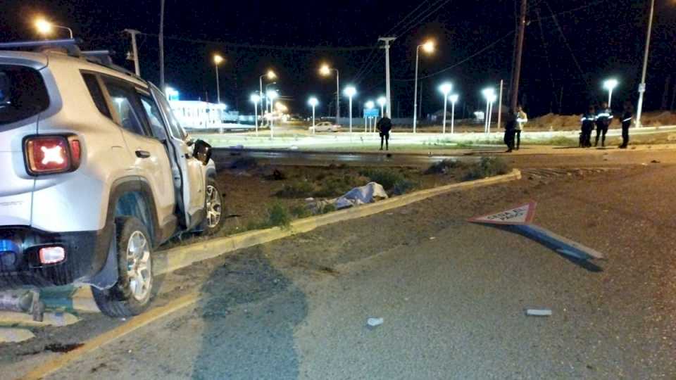 Murió un hombre tras chocar su auto contra un poste