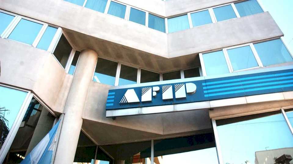 Oficializaron la disolución de la AFIP y la creación de ARCA