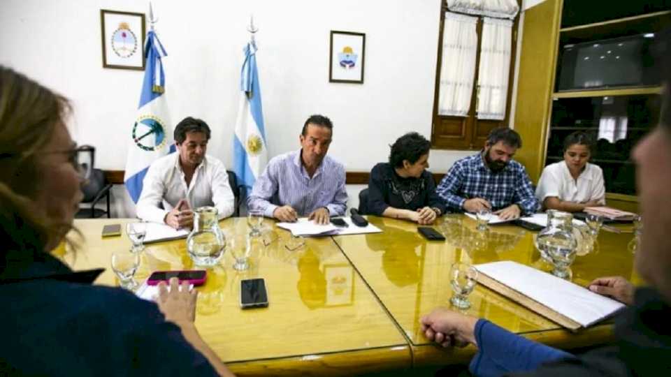 El Gobierno logró acordar la pauta salarial para 2025 con tres de los cuatro gremios estatales y aguarda por ATEN