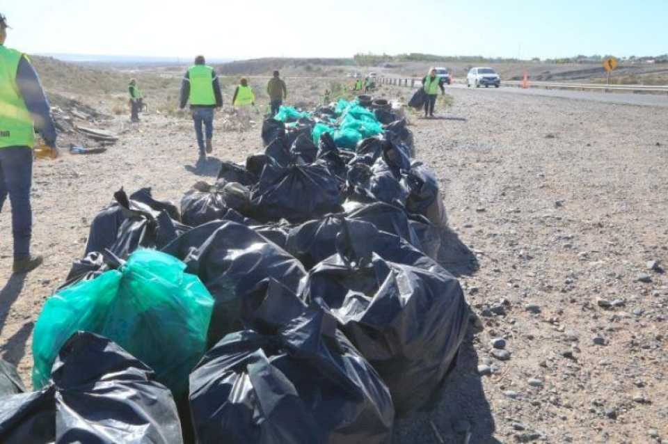 realizan-un-megaoperativo-de-limpieza-en-la-meseta-y-en-una-hora-sacan-150-bolsas-de-residuos-secos