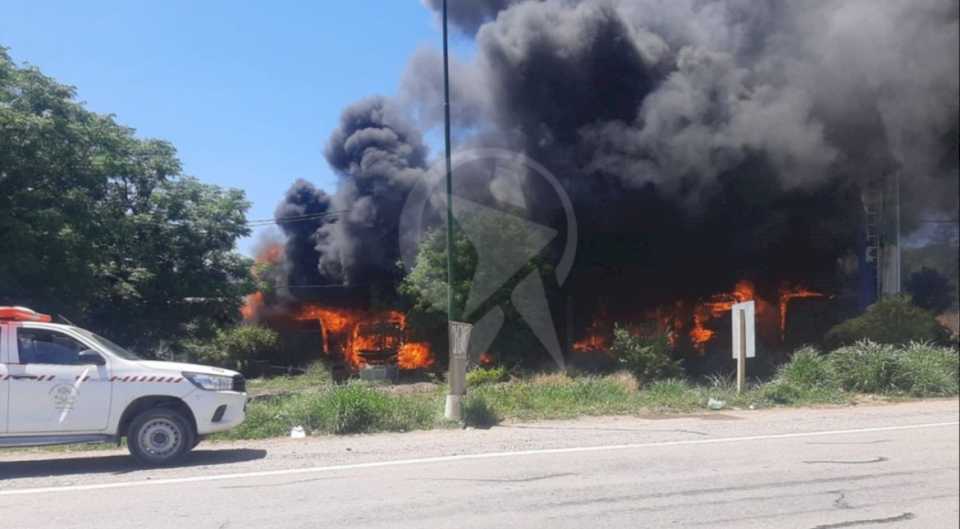 VIDEO. Voraz incendio en el ingreso de Güemes: el fuego arrasó con varios colectivos