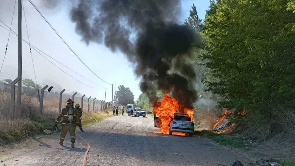 encontraron-un-cadaver-dentro-de-un-auto-en-llamas-en-neuquen