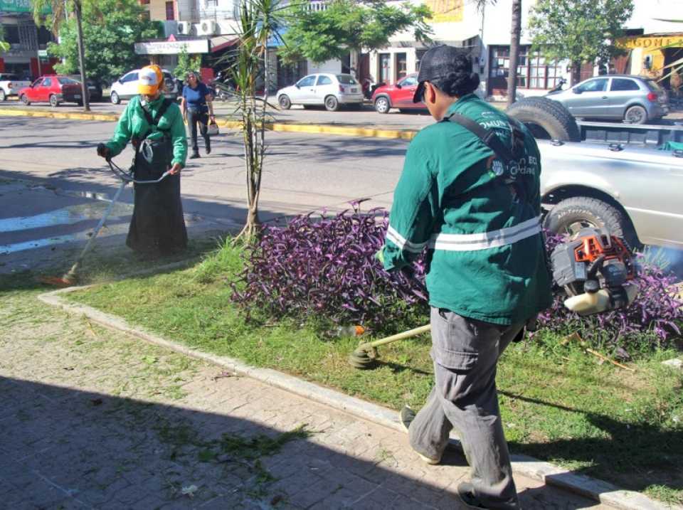 continuan-tareas-de-limpieza-a-lo-largo-de-la-avenida-25-de-mayo