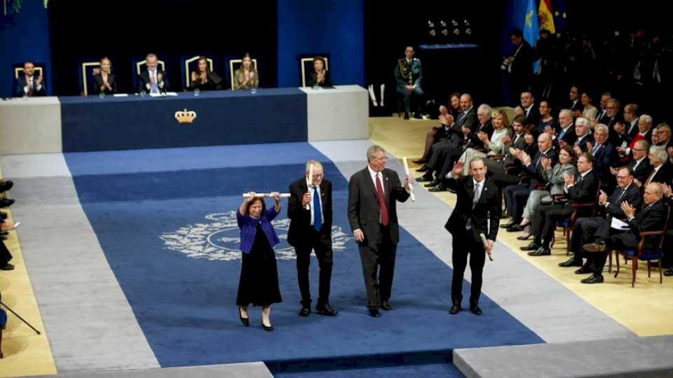 cuatro-gotas,-mucha-peticion-de-fotos-y-un-publico-entregado-a-los-premios:-los-prolegomenos-de-la-ceremonia-en-el-campoamor