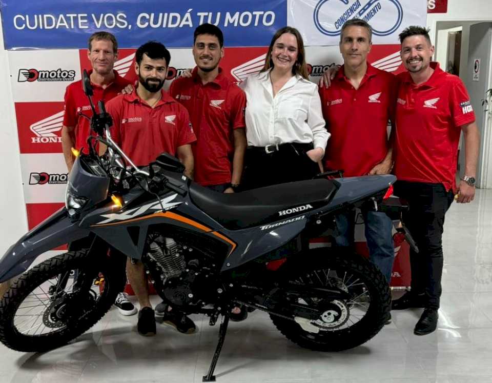 lanzamiento-de-la-honda-xr-300-tornado-en-distribuidora-oeste