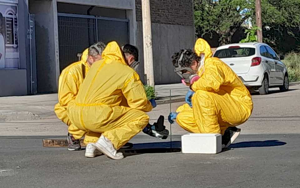 Dio positivo: midieron la toxicidad de la boca de tormenta donde murieron dos trabajadores en Santa Rosa