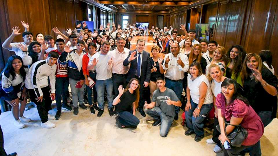 Alumnos de cinco establecimientos educativos del interior visitaron Casa de Gobierno