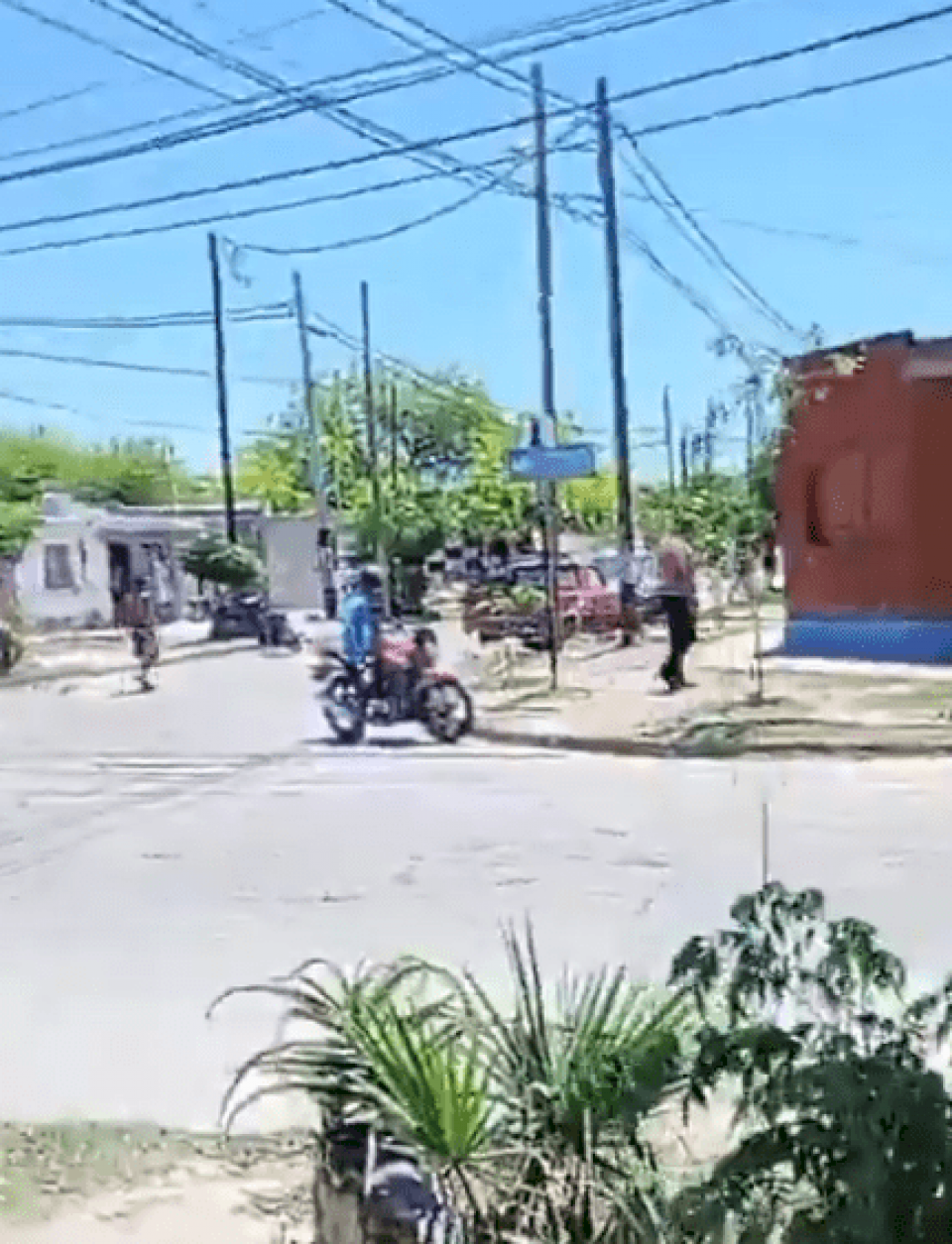 Terror en zona oeste: Violento enfrentamiento entre supuestas facciones de barras de Central Córdoba deja una menor herida