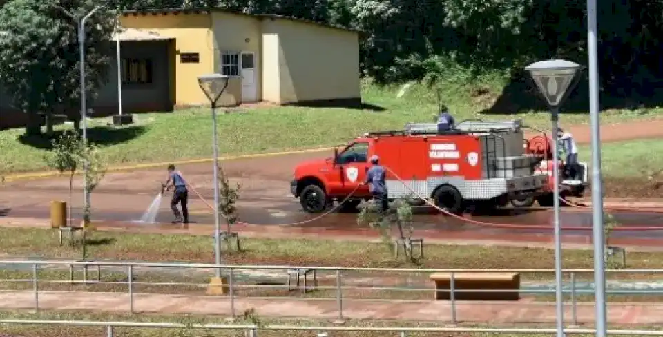 san-pedro:-bomberos-voluntarios-y-municipales-colaboran-en-limpieza-tras-el-temporal