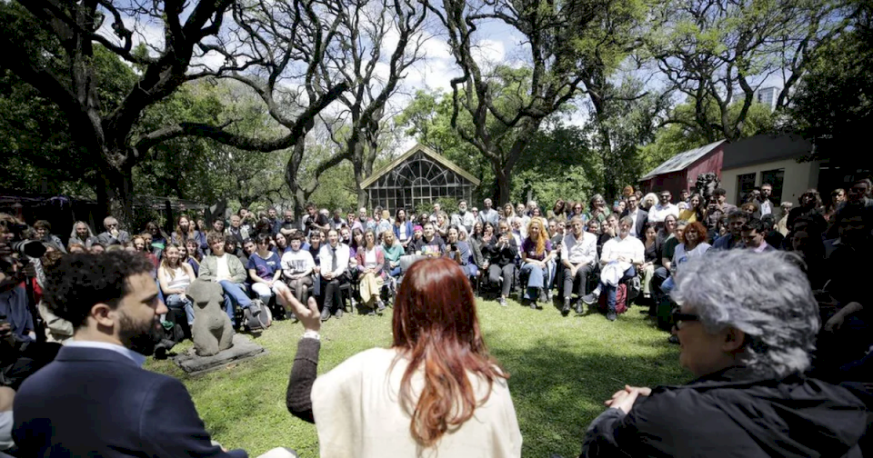 Cristina Kirchner, en campaña, se hace fuerte en las universidades