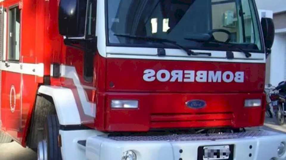 se-desato-un-feroz-incendio-en-una-casa-de-comodoro:-dos-personas-fueron-trasladadas-al-hospital-regional