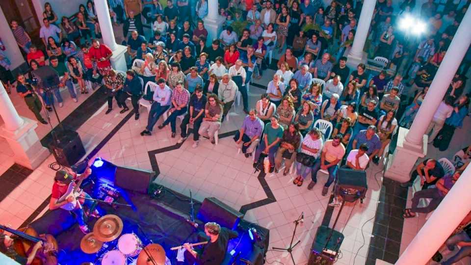 Importante asistencia de público en el patio de la Municipalidad por el Festival Internacional de Jazz