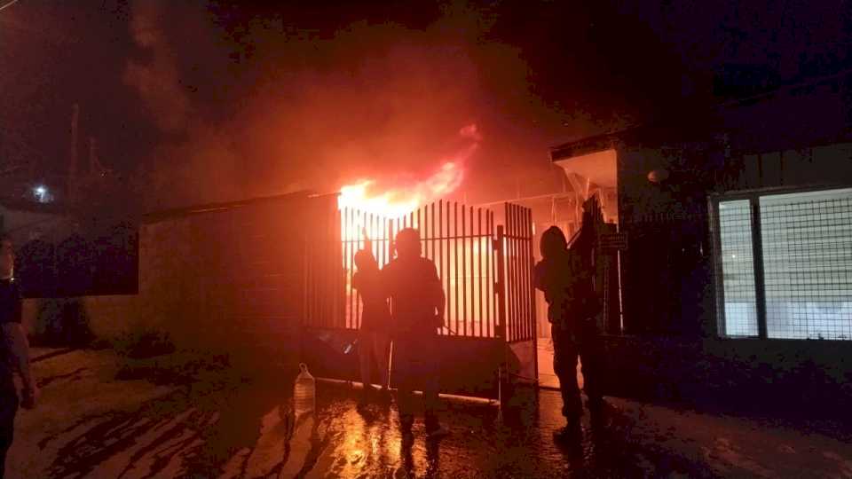 Con baldes de agua, un grupo de vecinos intentó apagar el incendio de una casa en Comodoro