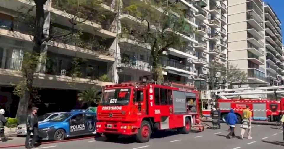 incendio-en-un-piso-12-de-un-edificio-en-palermo:-asistieron-a-una-bebe-de-un-ano-y-medio-por-inhalacion-de-humo