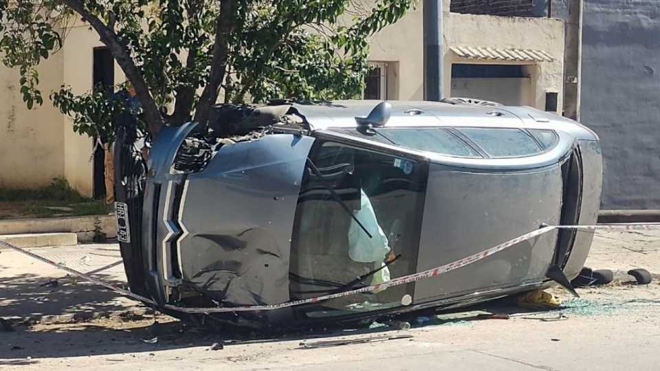 choco-un-poste-,-volco-e-impacto-contra-un-auto-estacionado