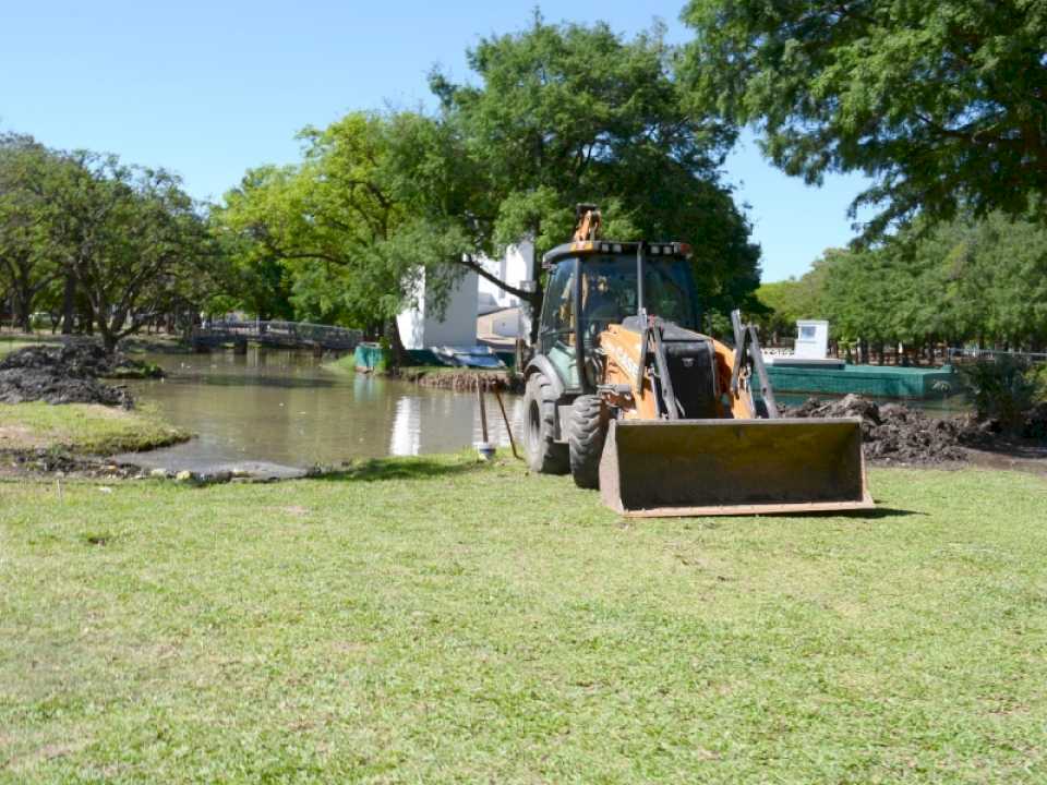 la-municipalidad-limpia-y-profundiza-el-lago-artificial-del-parque-2-de-febrero