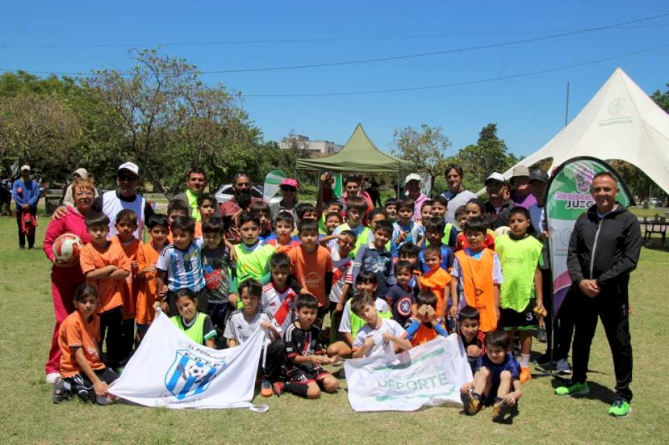 Con el lema “La amistad y la familia”, hubo fútbol infantil en la Laguna Argüello