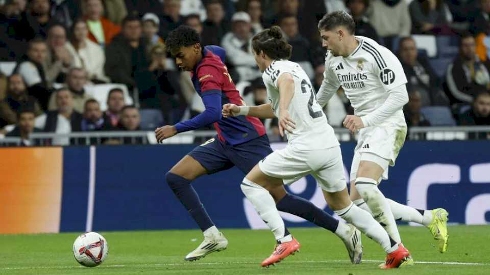 resumen,-goles-y-highlights-del-real-madrid-0-4-fc-barcelona-de-la-jornada-11-de-laliga-ea-sports