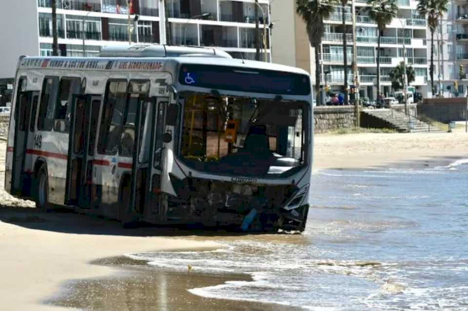 impactante-video:-un-colectivo-se-quedo-sin-frenos-y-termino-en-una-playa-en-uruguay