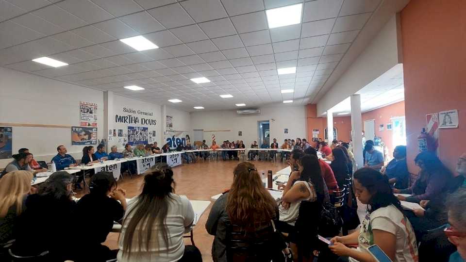 docentes-de-neuquen-comenzaran-a-dar-clases-en-2025-con-su-pauta-salarial-acordada