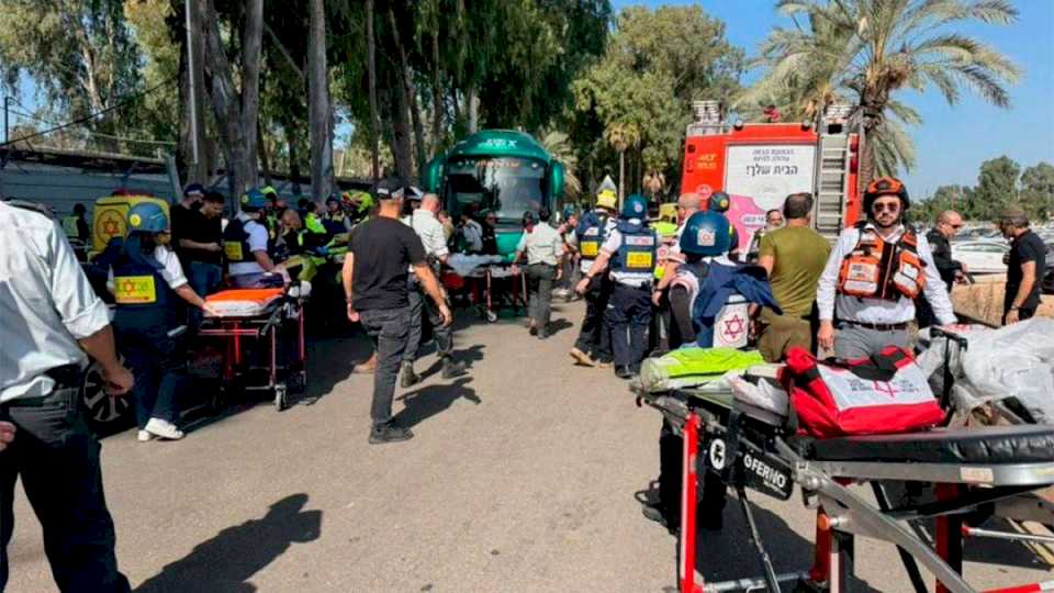 Un camión atropelló a un grupo de personas en una parada de colectivos de Tel Aviv