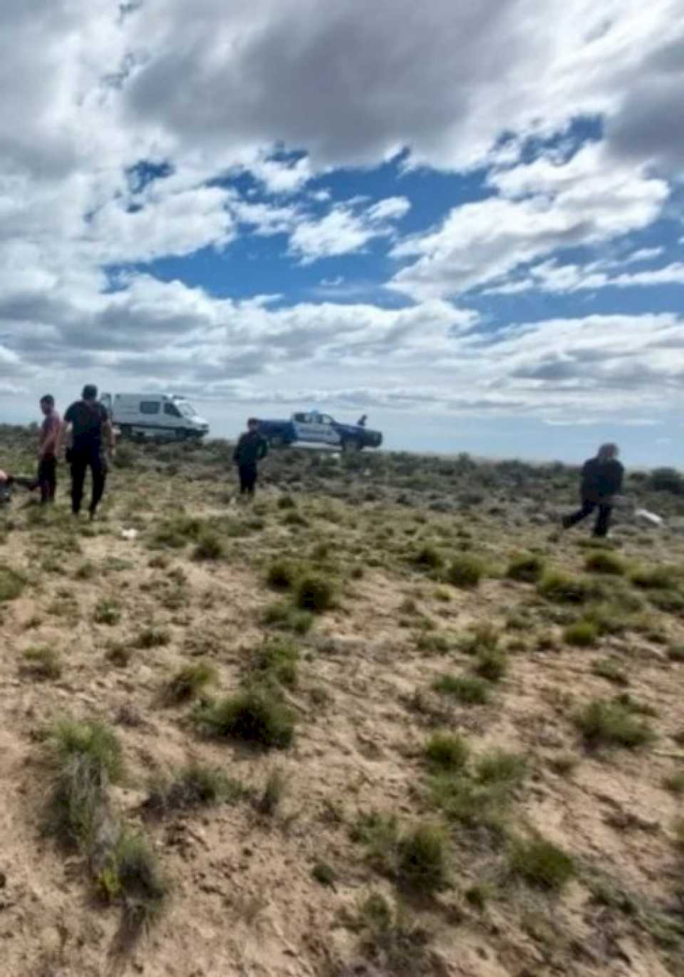 En plena ruta patagónica, un camión perdió una rueda y provocó el vuelco de una camioneta