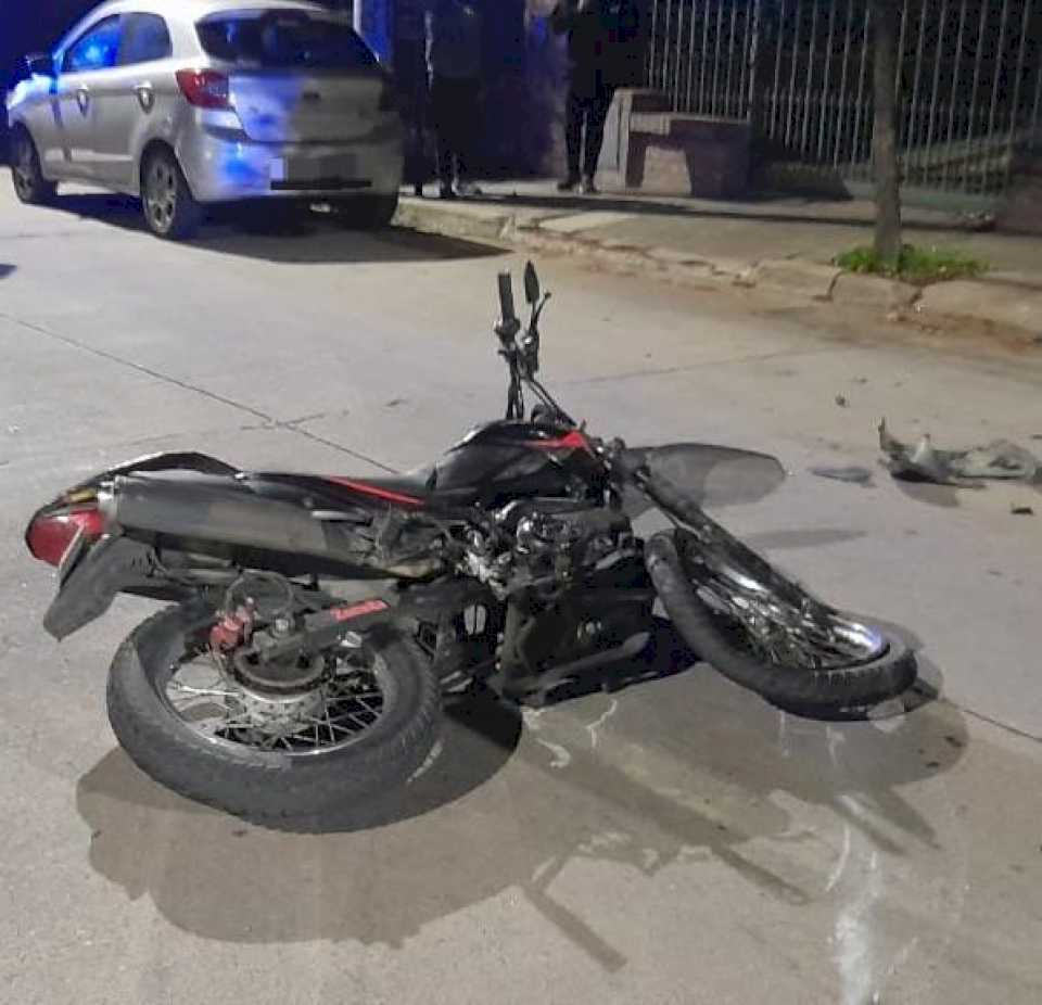 un-joven-motociclista-fue-hospitalizado-tras-chocar-con-un-auto-en-carlos-paz