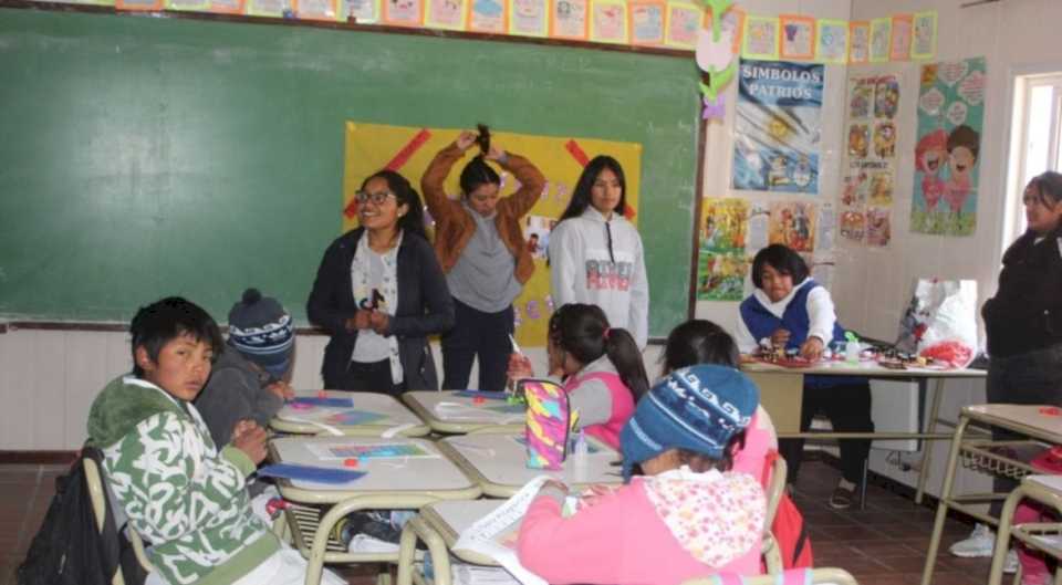 Volvió a su escuelita de montaña, para enseñarle a los chicos a reciclar